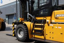 XCMG Official Xcf2512K New Diesel Forklift 25 Ton Pneumatic Tyre Outdoor Forklift Truck for Sale